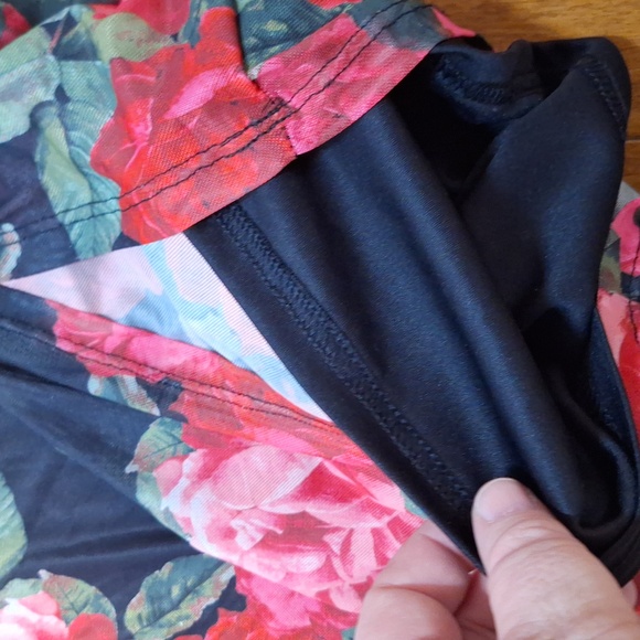 Cupio Blush Sleeveless Black with Red Roses Bodycon Dress - Picture 11 of 13